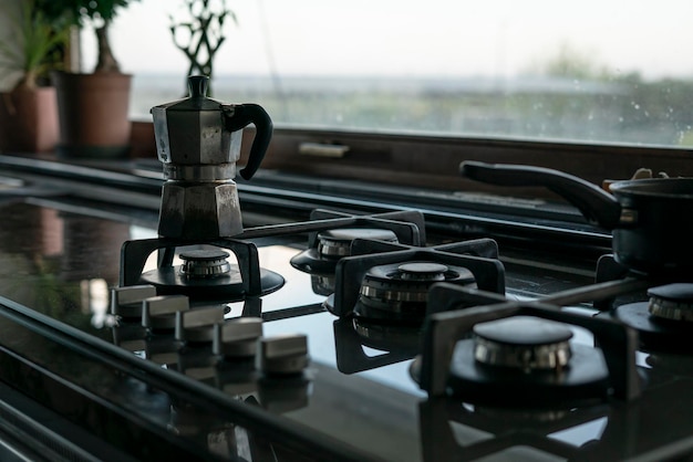 Detalle de Mocha en la estufa de una cocina