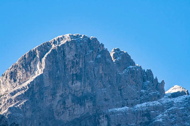 Detalle de la montaña en los Dolomitas durante el día en otoño