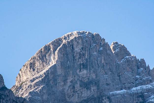 Detalle de la montaña en los Dolomitas durante el día en otoño