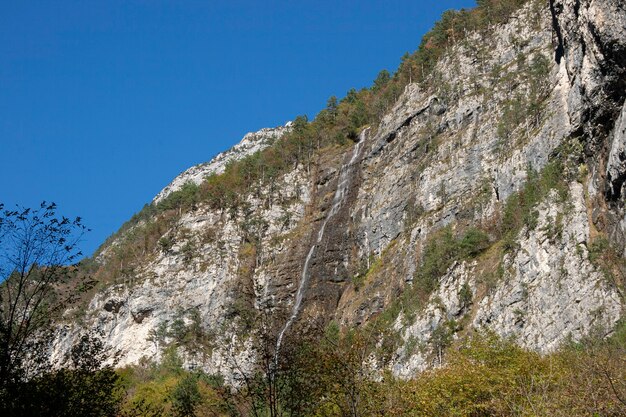 Detalle de la montaña en los Dolomitas durante el día en otoño