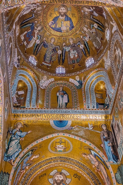 Detalle del mosaico de la bóveda de la capilla palatina de palermo. Italia.