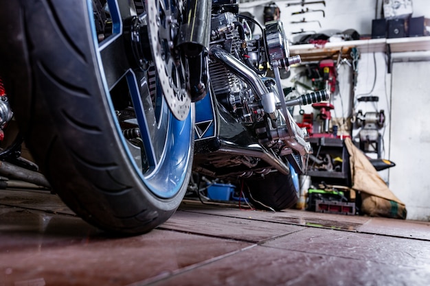 Detalle de una motocicleta moderna en el taller. Escape de motocicleta.