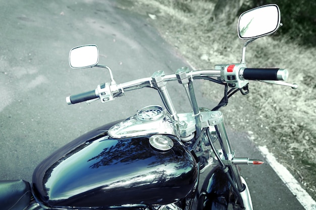 Foto detalle de la motocicleta con tanque de gasolina y velocímetro detalles de la motocicletas en cromo de primer plano