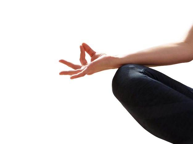 Detalle de mujer aislada relajándose en posición de yoga