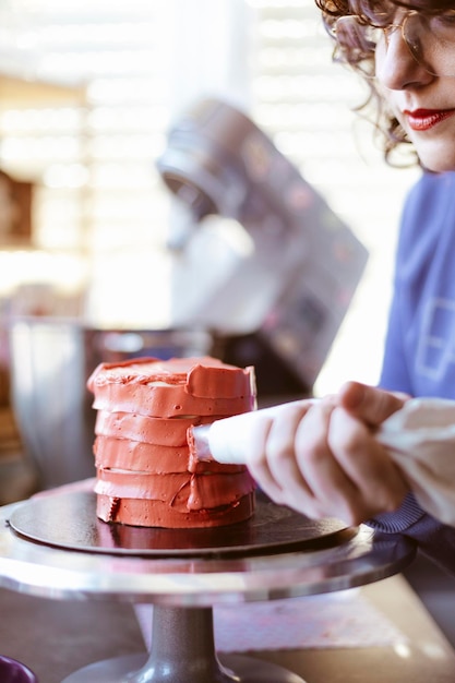 Detalle de una mujer panadera preparando un pastel. Primer plano, enfoque selectivo.