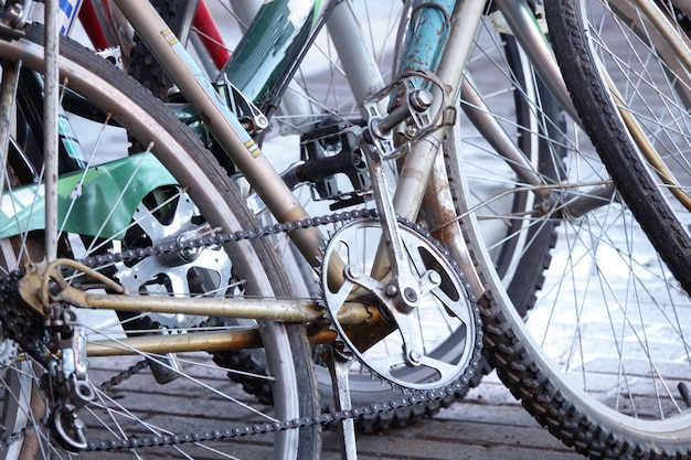 Detalle de un neumático de bicicleta de montaña