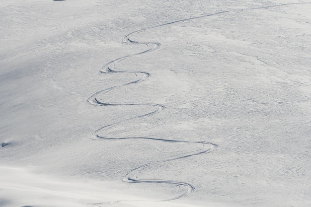 Detalle de nieve de senderos de esquí de travesía