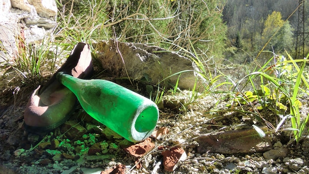 Foto detalle de objeto abandonado en madera en el parque natural de los dolomitas