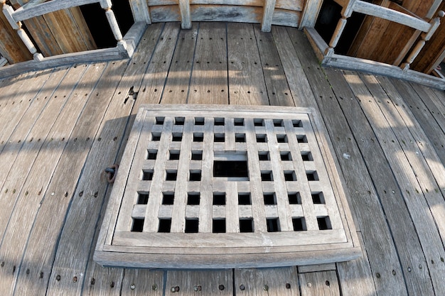 Detalle de ojo de buey de madera de barco pirata