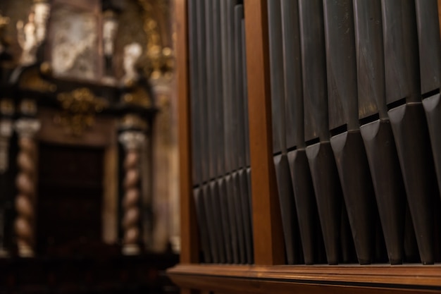 Detalle de un órgano de 2 siglos en una iglesia católica española