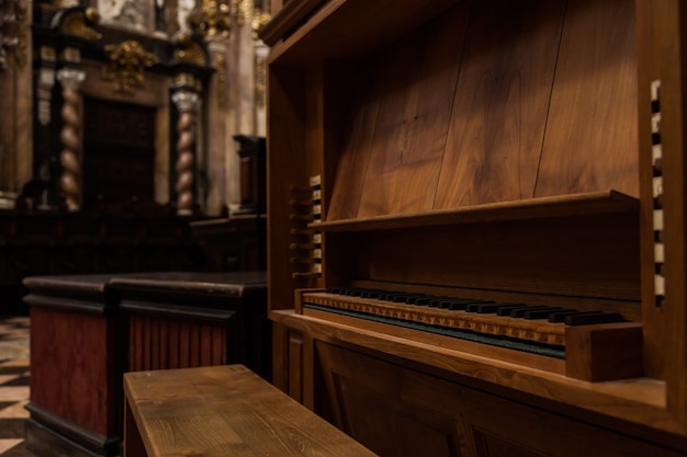 Detalle de un órgano de 2 siglos en una iglesia católica española