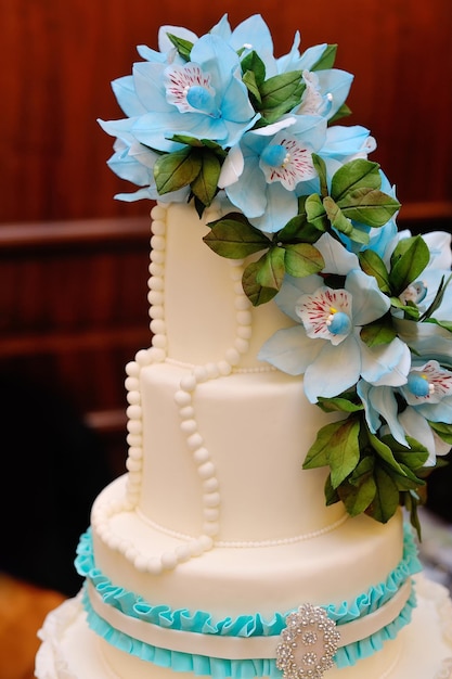 Detalle del pastel de bodas con flores azules