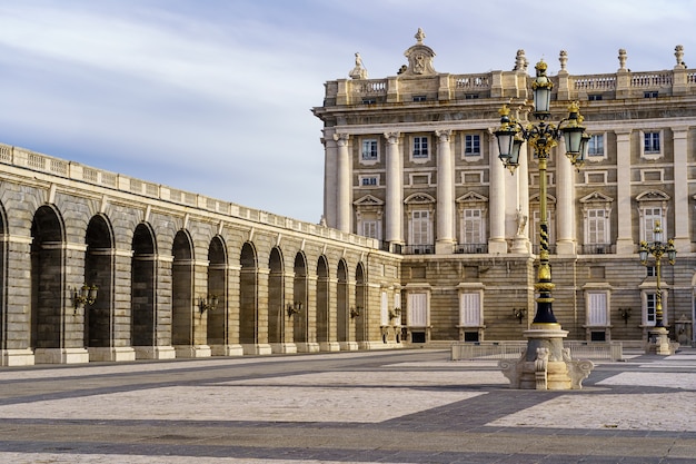 Detalle del patio exterior del palacio real de Madrid, con farolas, arcos y estilo neoclásico. España.