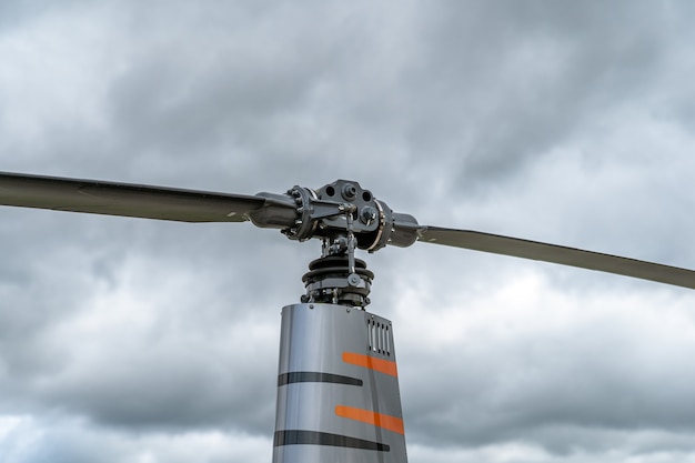 Detalle de un pequeño helicóptero, motor con hélice