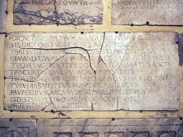 detalle de piedra inscrita en la iglesia de santa maria en trastevere