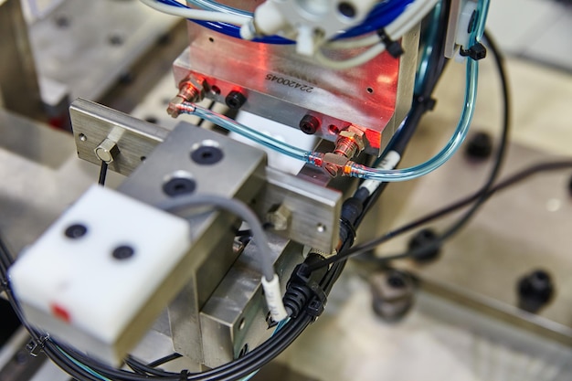 Detalle de las pinzas mecánicas y los sensores de la automatización industrial