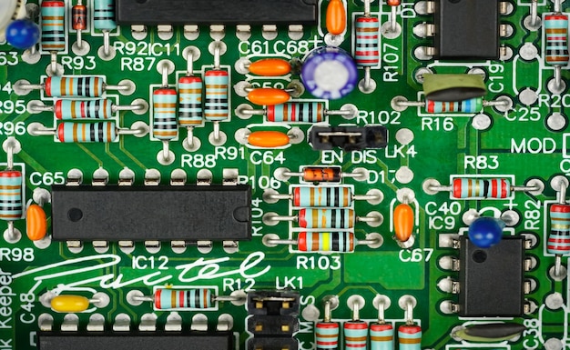 detalle de la placa base del circuito componentes electrónicos Micro chips condensadores o resistencias tecnología