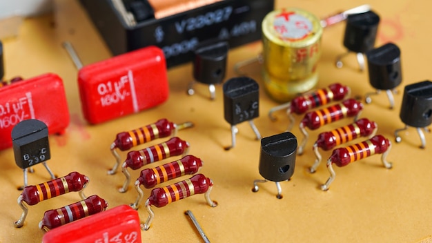 Detalle de la placa base del circuito con tecnología de condensadores o resistencias de componentes electrónicos