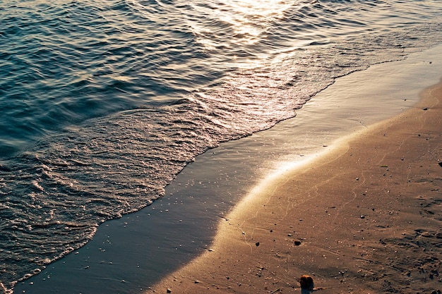 Detalle de una playa de Cerdeña al atardecer