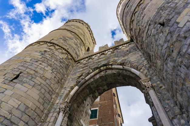 Detalle de la Porta Soprana en Génova, Italia.