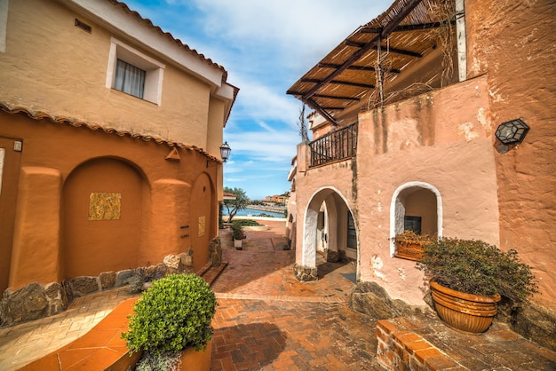 Detalle de Porto Cervo bajo un cielo nublado Cerdeña