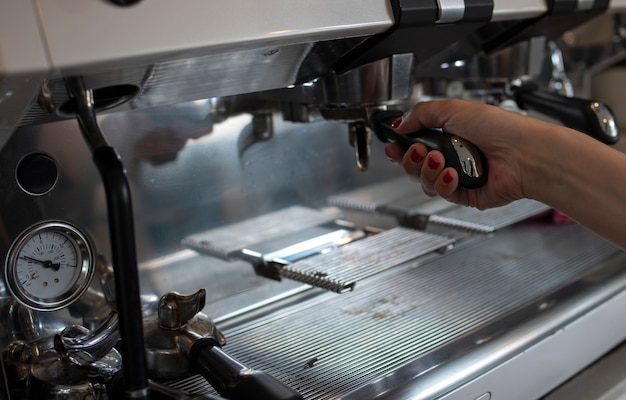 Detalle de la preparación de un café