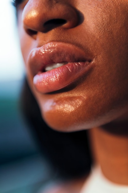 Detalle de primer plano de la boca llena de labios de una joven africana espacio de copia de foto vertical para texto