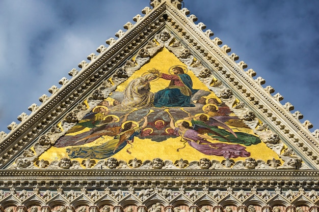 Detalle de primer plano de la catedral de Siena en Italia