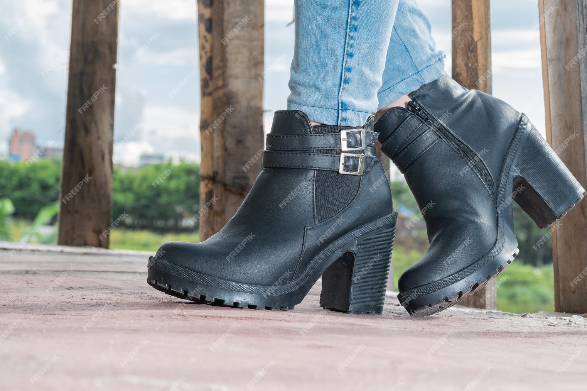de primer plano de una chica latina en jeans y botines de cuero sintético negro | Foto Premium