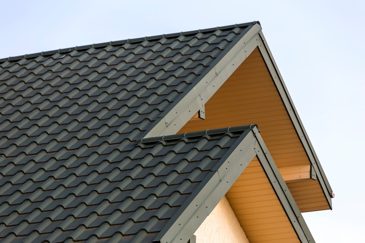 Foto detalle de primer plano de la nueva parte superior de la casa moderna con techo verde tejado