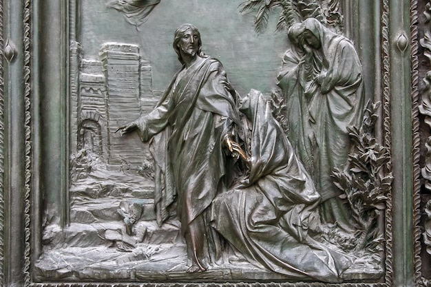 Detalle de la puerta principal de la Catedral Duomo de Milán