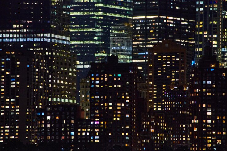 Detalle de rascacielos de luces de la ciudad en la noche de las luces del edificio en la ciudad de Nueva York