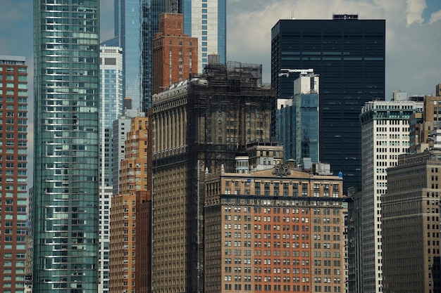 Detalle de los rascacielos de nueva york vista del paisaje urbano desde la isla de la libertad del río hudson