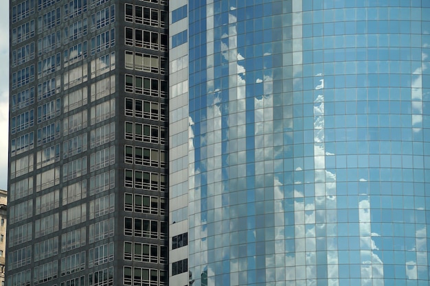 Detalle de los rascacielos de nueva york vista del paisaje urbano desde la isla de la libertad del río hudson