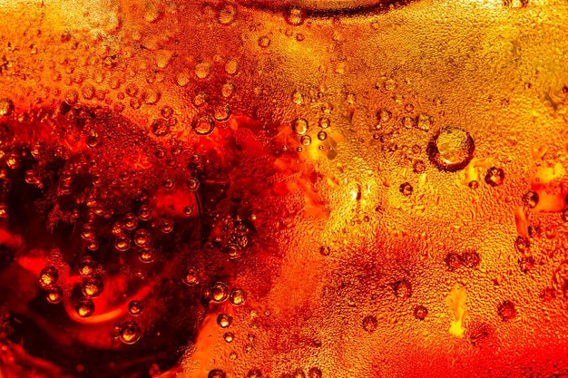 Detalle de refresco carbonatado burbujeante frío con hielo