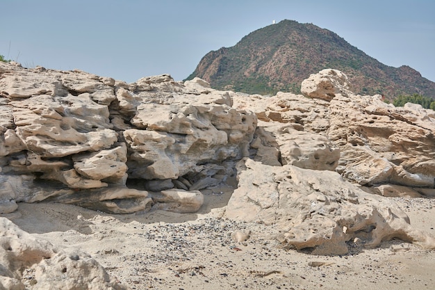 Detalle de una roca caliza con sus arroyos que forman parte de un panorama costero del sur de Cerdeña