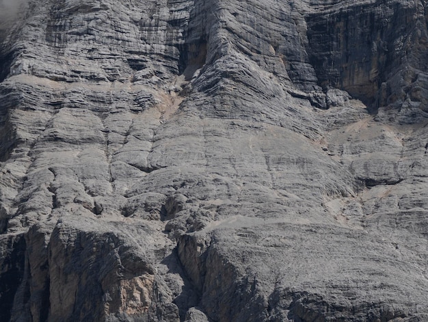 Detalle de la roca de la montaña cruzada Monte Croce en dolomitas paisaje panorámico del valle de Badia