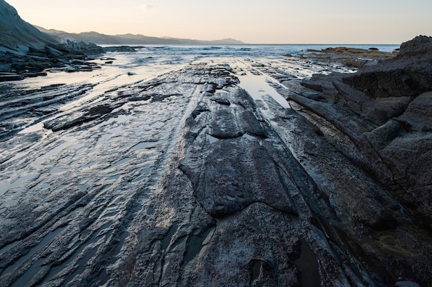 Detalle de rocas flysch de origen sedimentario que se deslizan unas sobre otras