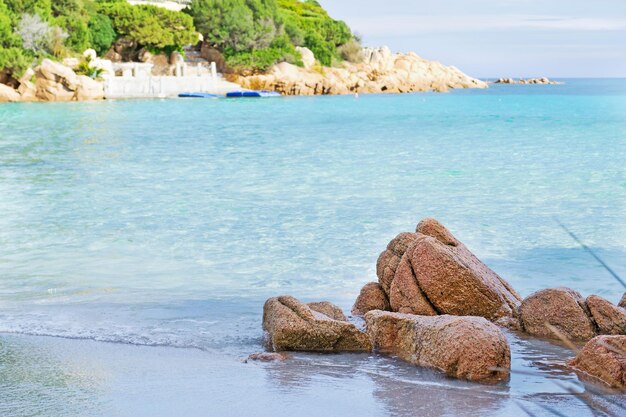 Detalle de rocas en la playa de Capriccioli Cerdeña