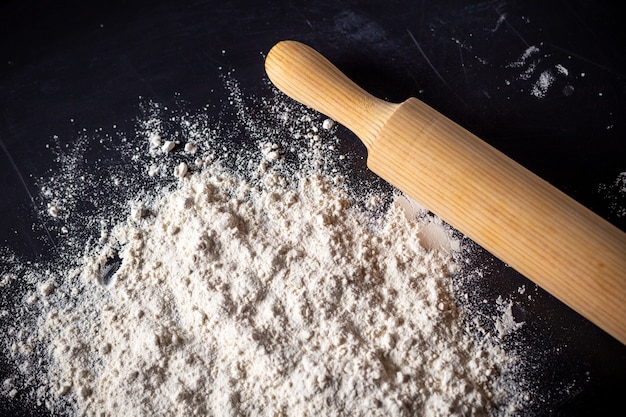 Detalle de rodillo de madera para amasar la harina de trigo para la preparación de pizza