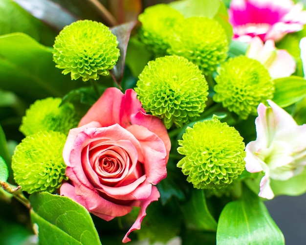 detalle de una rosa en un ramo