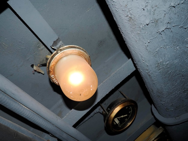 detalle de la sala de control del submarino de la segunda guerra mundial