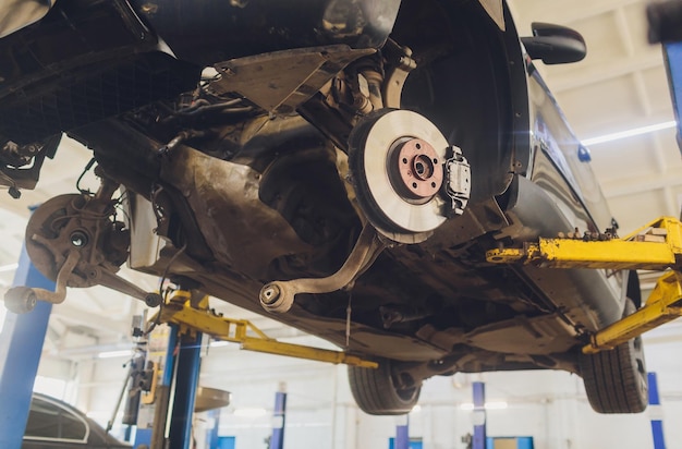 Detalle de una sala de máquinas de automóviles sin un compartimento del motor