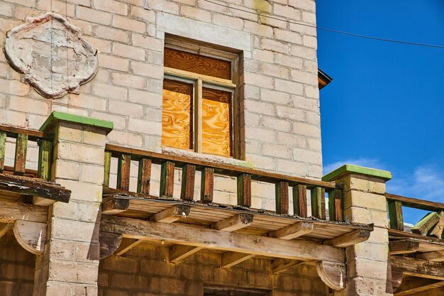 Detalle del segundo piso del edificio de la estación de tren abandonada