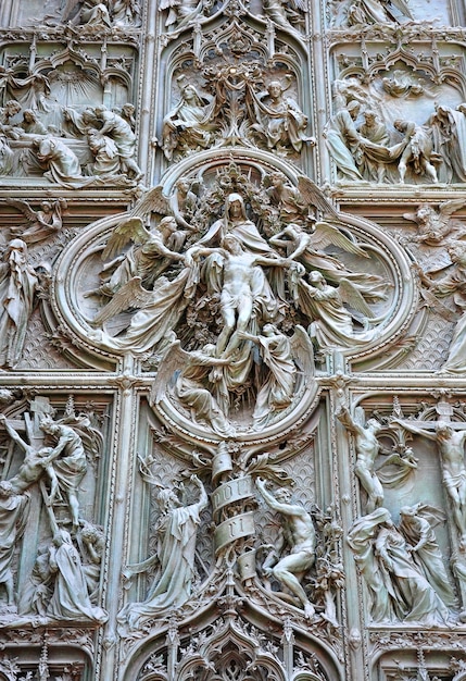 Detalle de la señal de la arquitectura de la catedral del Duomo de Milán Italia