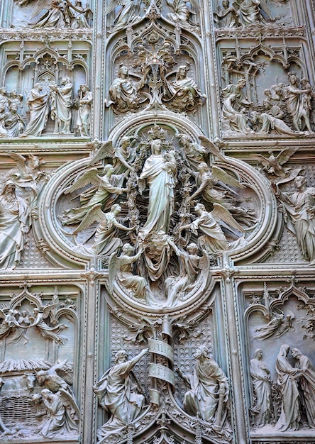 Detalle de la señal de la arquitectura de la catedral del Duomo de Milán Italia