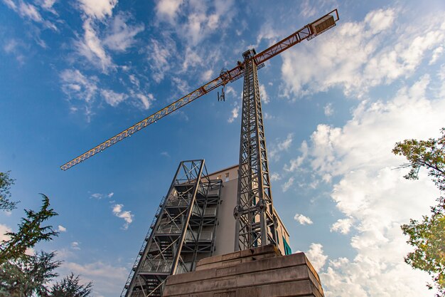 Detalle del sitio de construcción bajo un cielo azul desde abajo