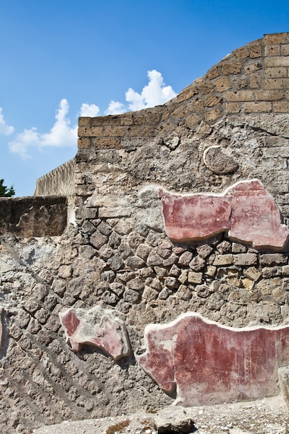 Foto detalle del sitio de pompeya. la ciudad de fue destruida y completamente enterrada durante una larga erupción catastrófica del volcán vesubio.