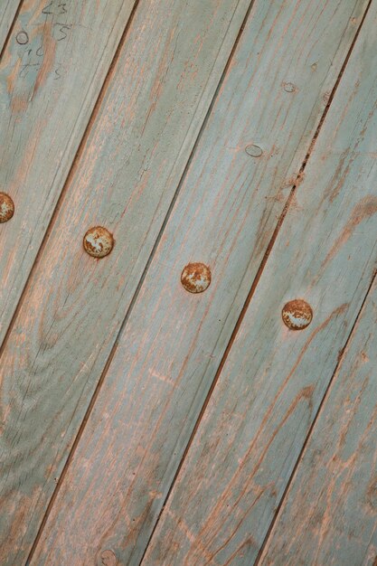 Detalle sobre fondo de puerta de madera verde