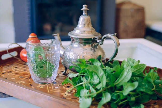 Detalle de té verde árabe en una bandeja